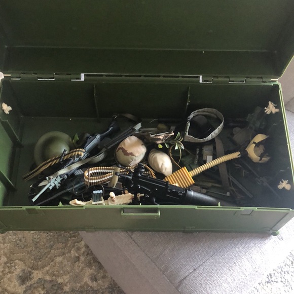 Lot of GIJOE 4 Figures& Footlocker full of accessories great 🎁 gift - Picture 5 of 13